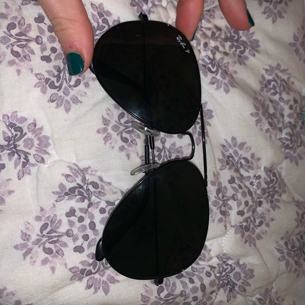 Black polarized ray bans!